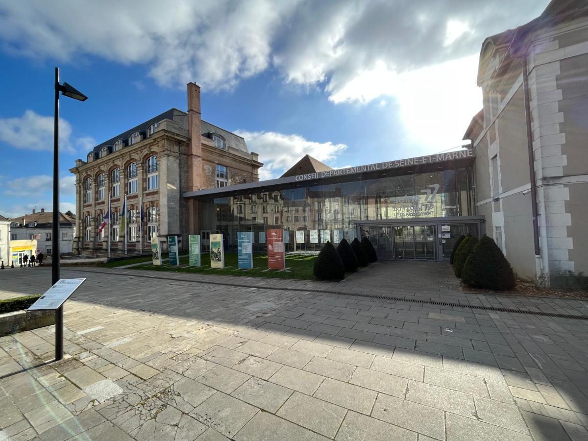 Le Vicomte Lägenhet Melun Exteriör bild